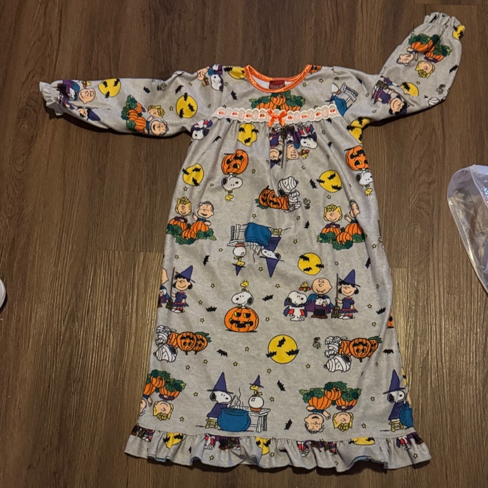 Peanuts Snoopy and Friends GUC Halloween Themed Girls Nightgown